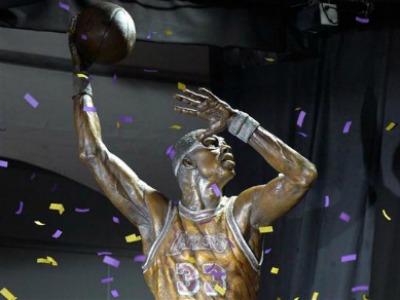 Έκαναν άγαλμα τον Τζαμπάρ!